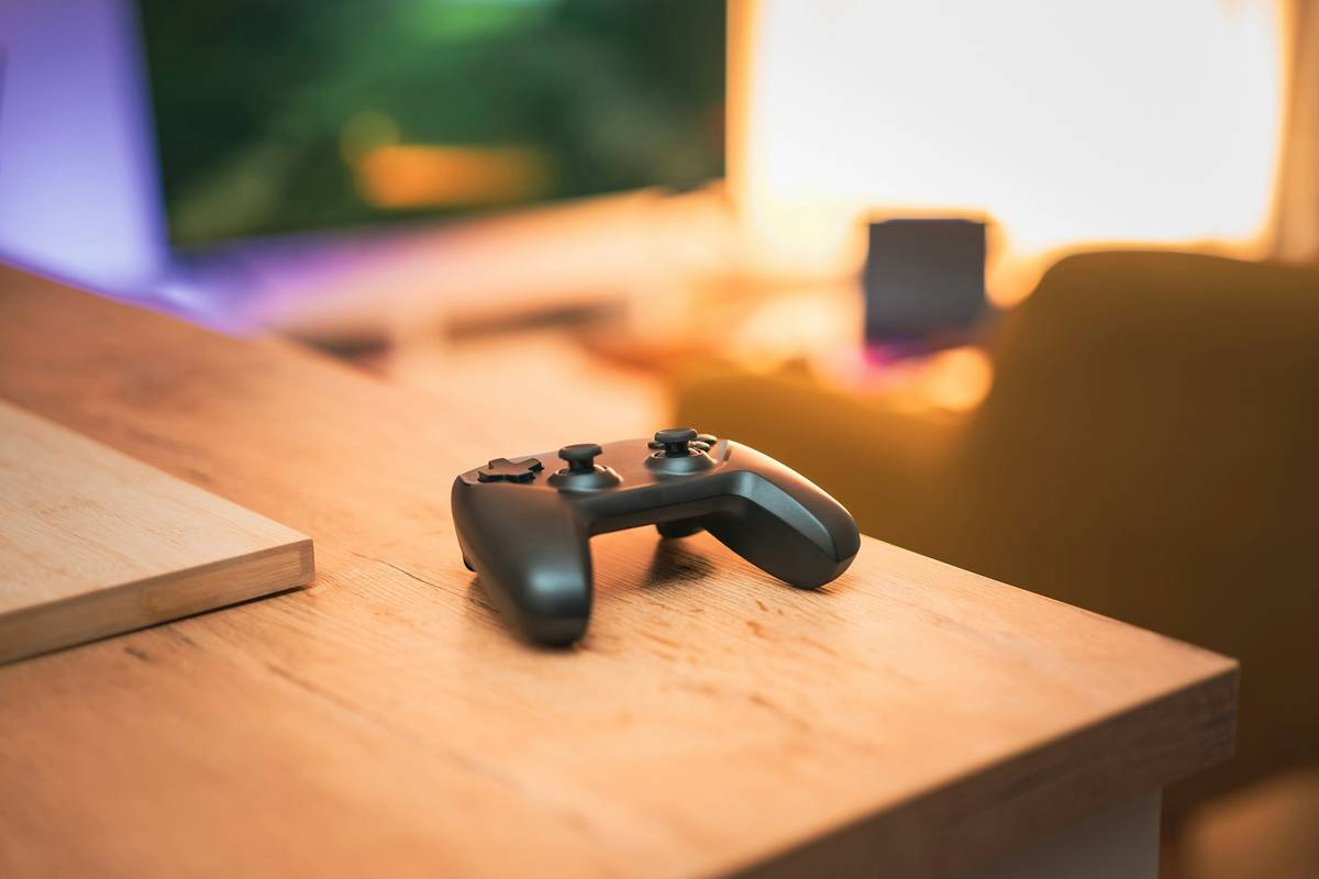 Bar chart comparing input latency: Keyboard (10-15ms), Generic USB controller (12-20ms), Xbox Series X controller (3.8ms), DualSense (8.2ms)