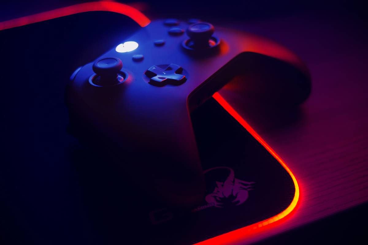 Chart comparing XInput vs DirectInput vs proprietary protocols across 10 popular PC controllers, showing compatibility with Steam, Epic, and native Windows games