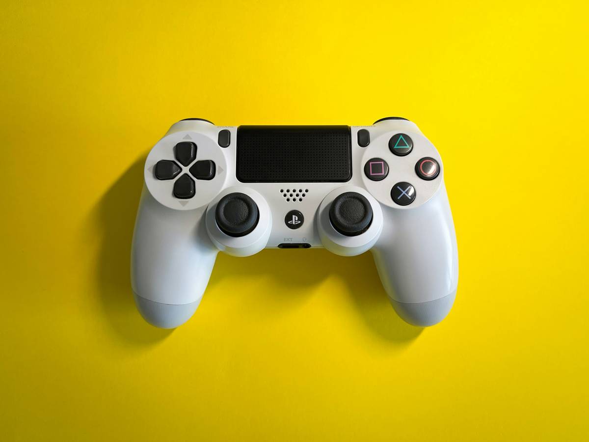 Compatibility chart showing Xbox, PlayStation, and third-party controllers on Windows/macOS/Linux with connection methods and driver requirements