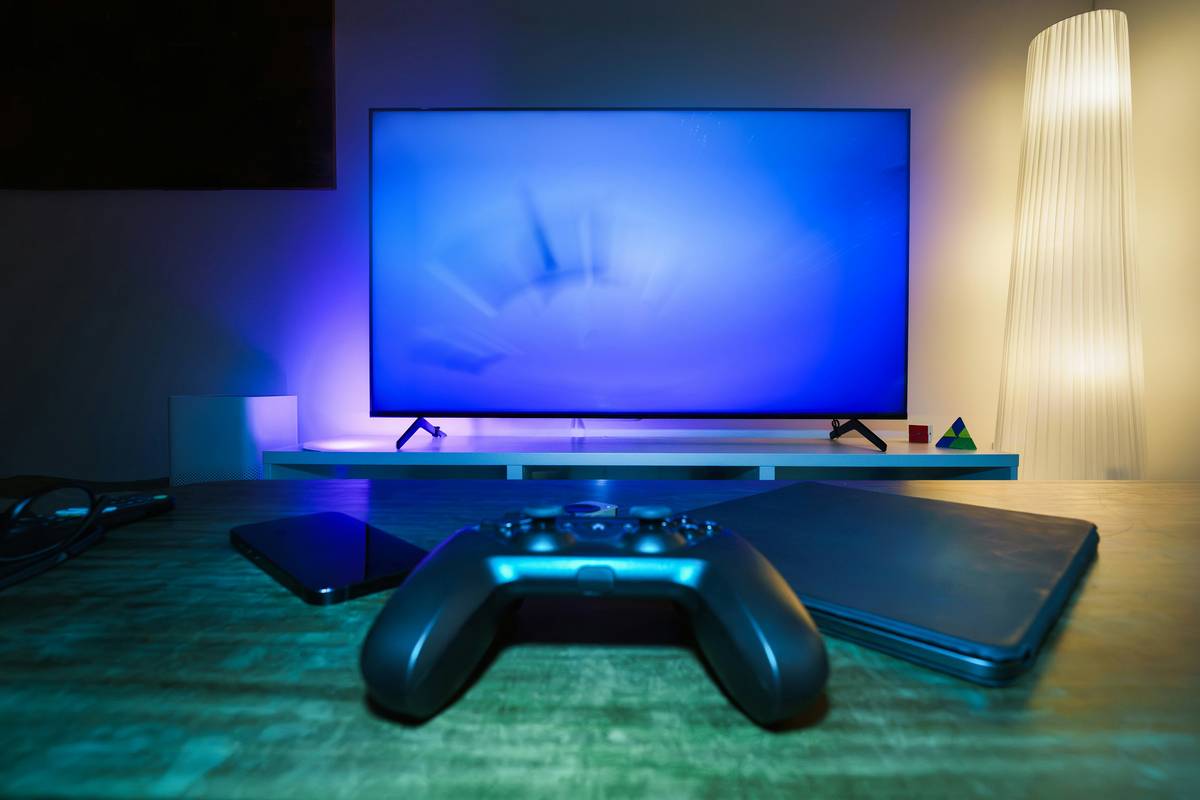 Bar chart showing PC controller usage by genre: Racing (89%), Fighting (76%), Action RPG (68%), FPS (32%) based on 2024 Steam survey data.