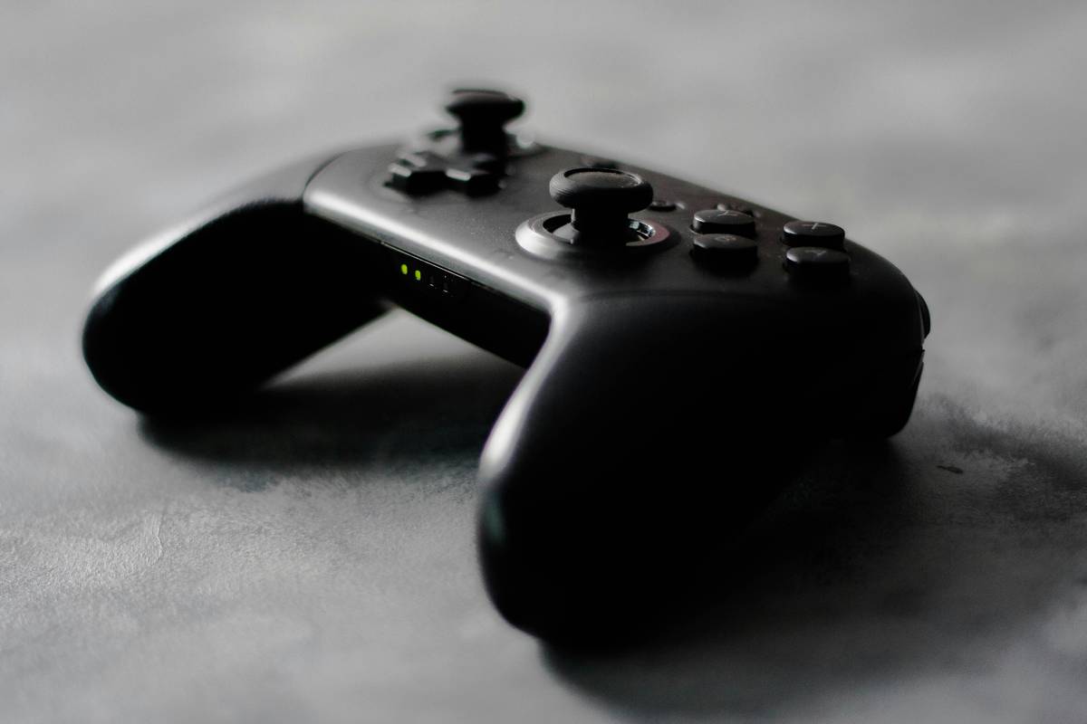 Hands-on comparison of top pc gaming controllers showing ergonomic grip differences