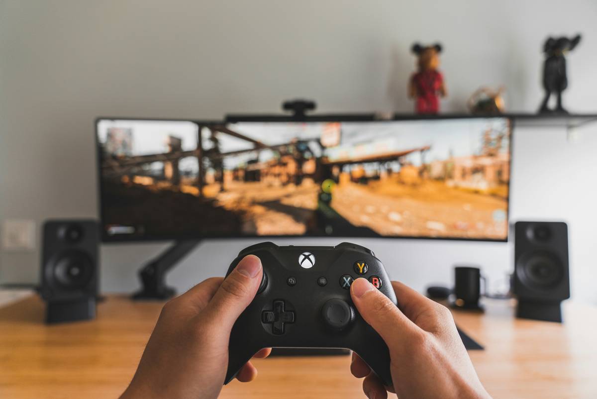 Chart comparing Xbox, PlayStation, and third-party PC controller compatibility across connection types (USB, Bluetooth, Dongle)
